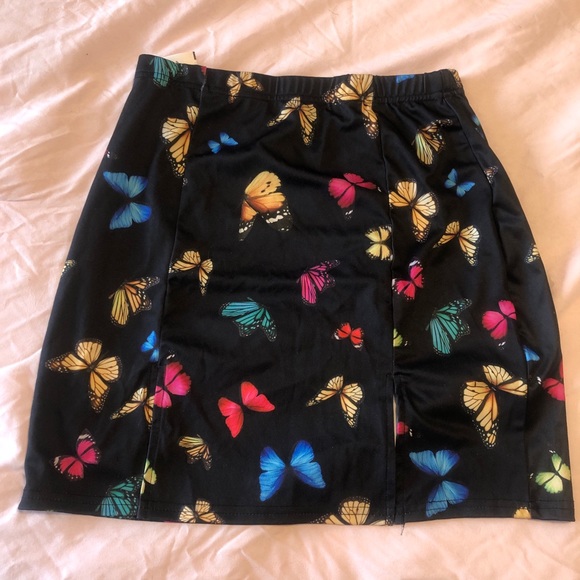 Black butterfly miniskirt 🦋 two slits in front 🦋 size medium 🦋 y2k fashion - Picture 1 of 4